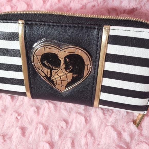 Nightmare Before Christmas Zip-Around Wallet. - Picture 13 of 16